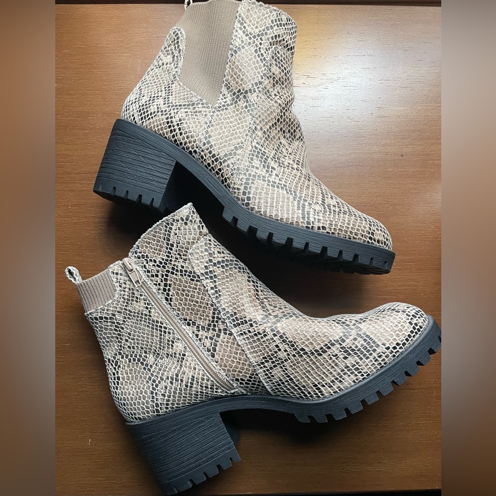 NWOT Bella Vita Womens Size 11 WW Connery Chelsea Snake Pattern Lug Sole Boots